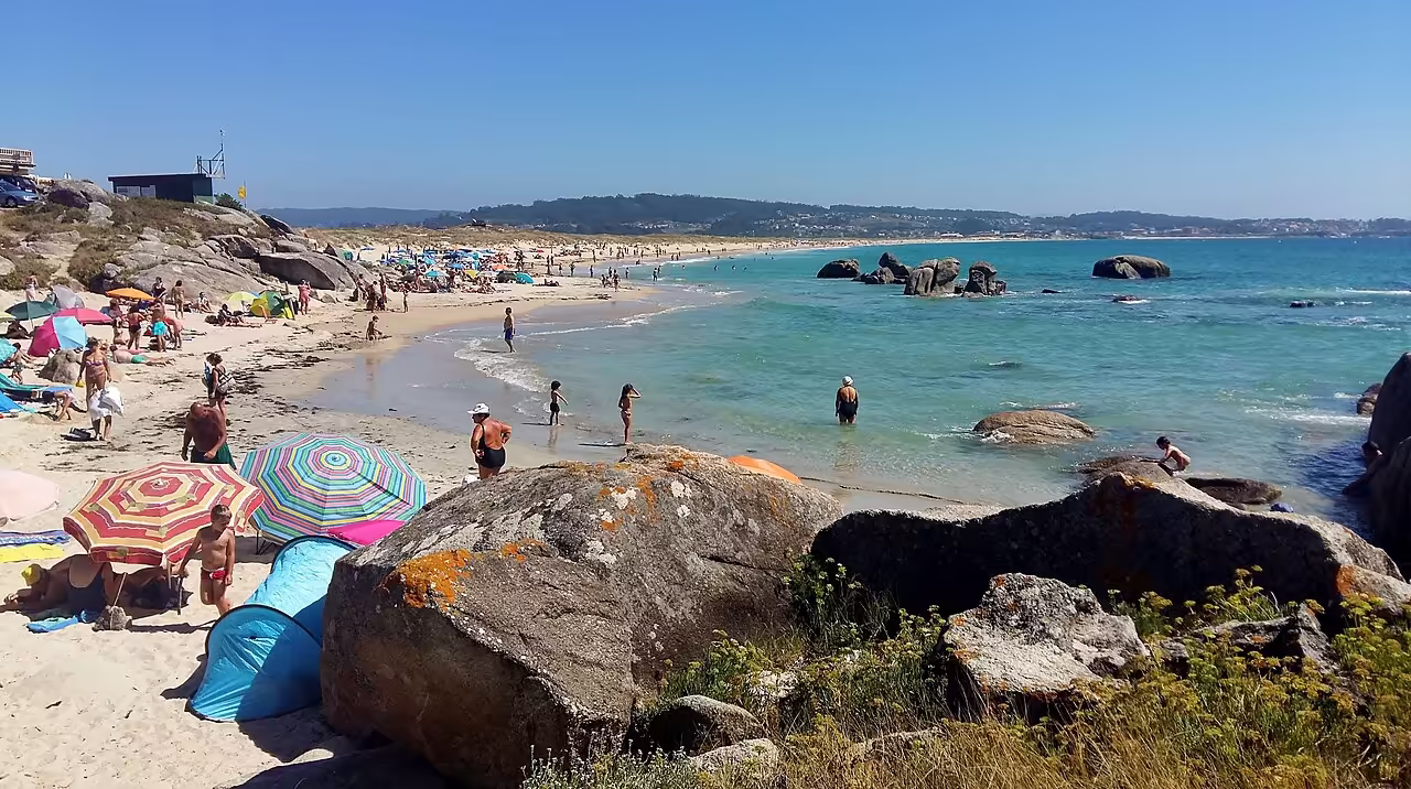 Vista panorámica de la playa de A Lanzada con gente en la orilla