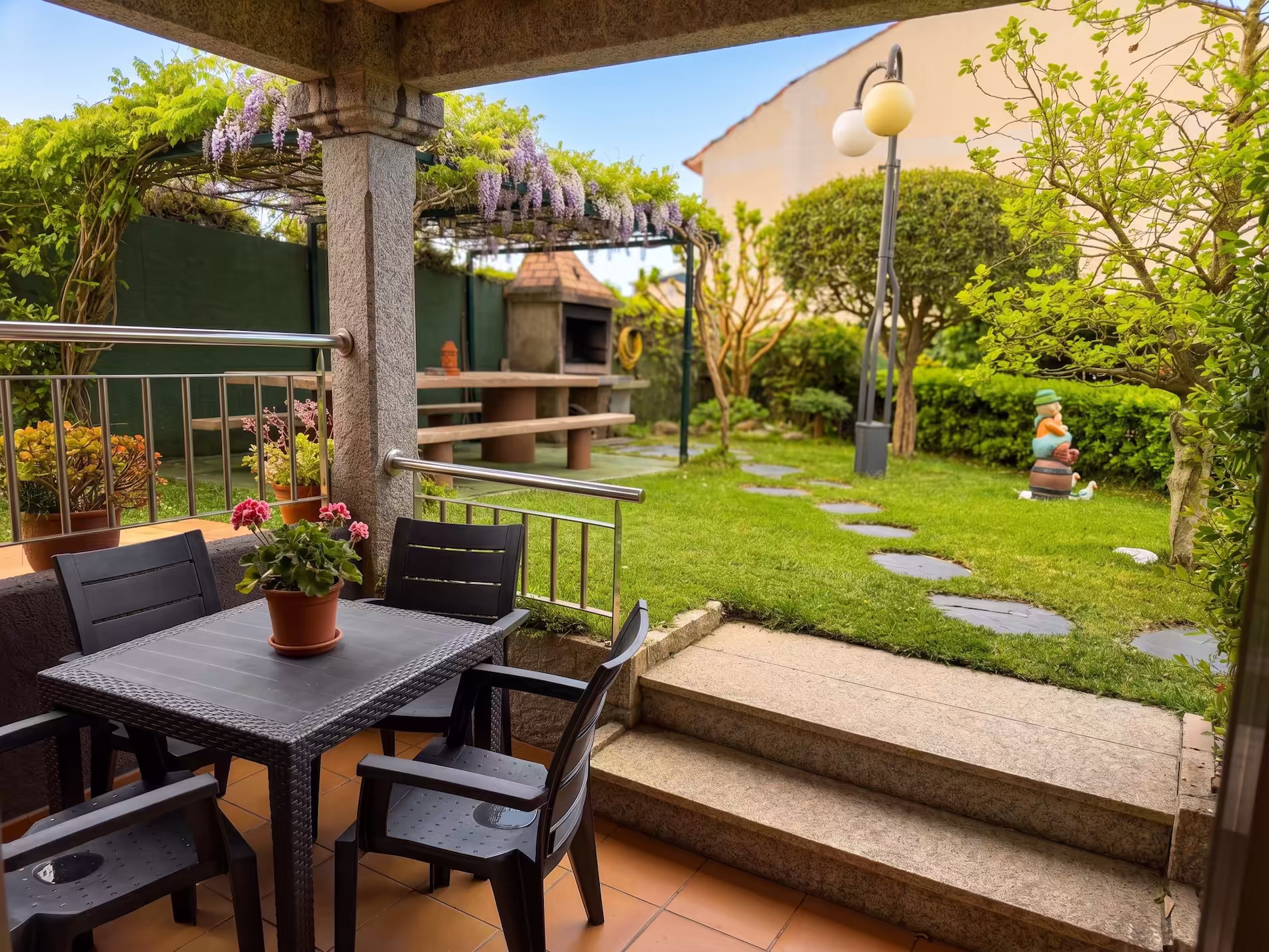 Vista del porche al jardín de un apartamento en Sanxenxo
